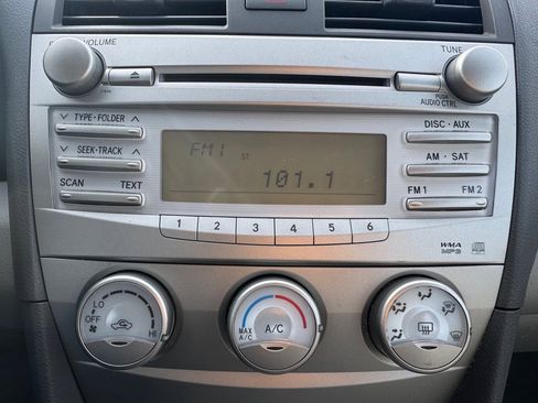 Used 2011 Toyota Camry LE image 14