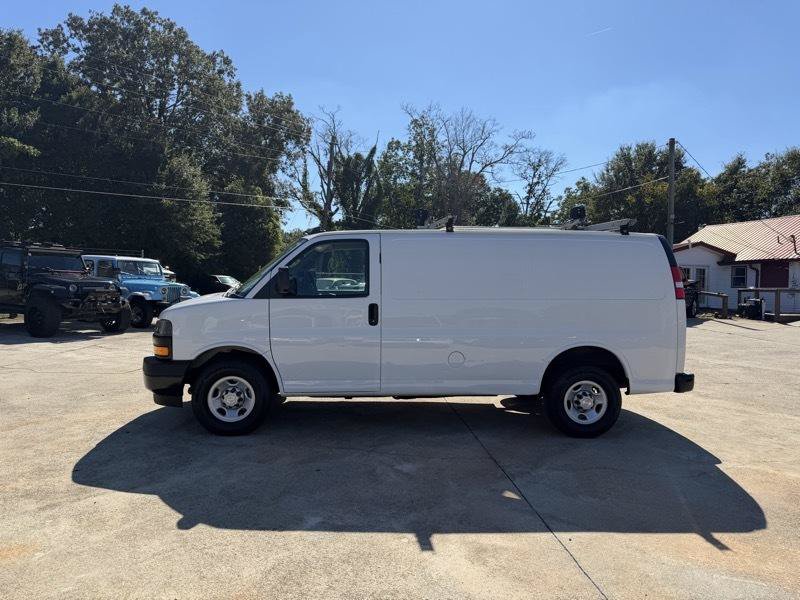 Used 2022 Chevrolet Express 3500 w/ Driver Convenience Package RWD image 2