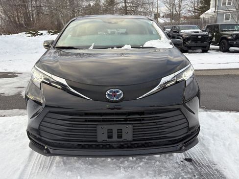 Used 2021 Toyota Sienna LE image 2