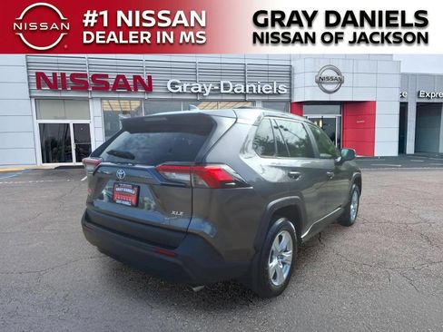 Used 2019 Toyota RAV4 XLE FWD image 7