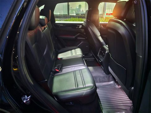 Used 2022 Porsche Cayenne image 13