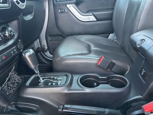 Used 2016 Jeep Wrangler Unlimited Rubicon w/ Connectivity Group AWD/4WD image 12