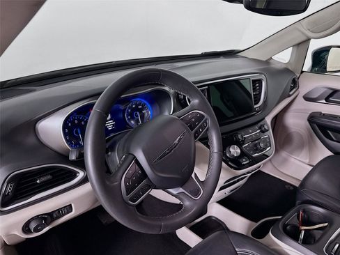 Used 2022 Chrysler Pacifica Touring-L FWD image 23
