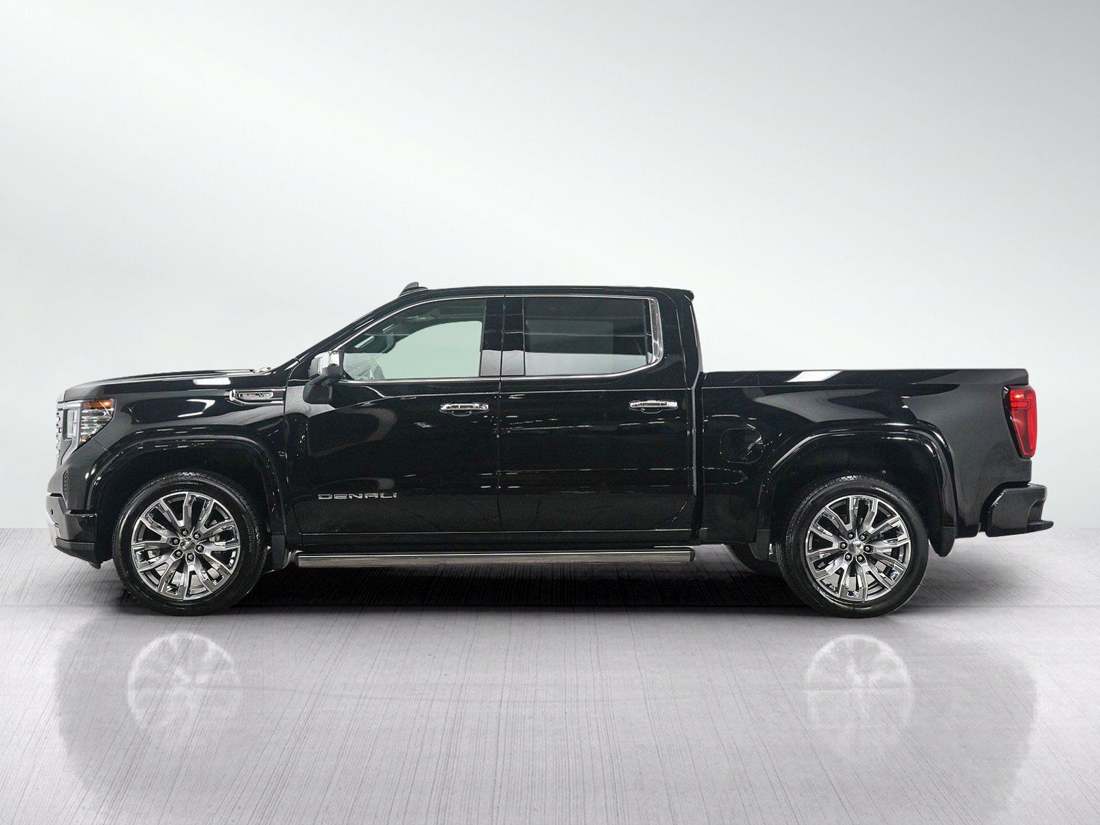 Used 2024 GMC Sierra 1500 Denali AWD/4WD image 2