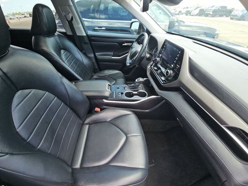 Used 2022 Toyota Highlander XLE FWD image 11