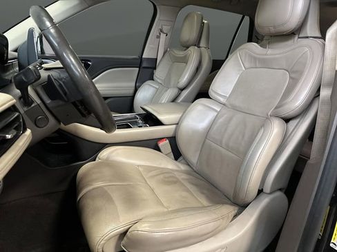 Used 2020 Lincoln Aviator Reserve w/ Equipment Group 202A image 4