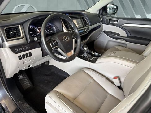 Used 2019 Toyota Highlander XLE FWD image 10