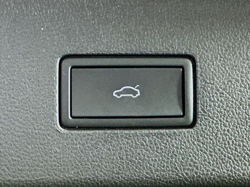 Used 2025 Volkswagen Atlas SE image 30