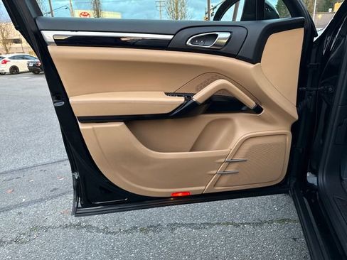Used 2016 Porsche Cayenne image 18