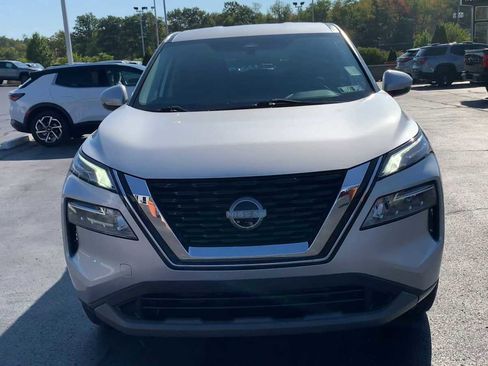 Used 2022 Nissan Rogue SV image 3