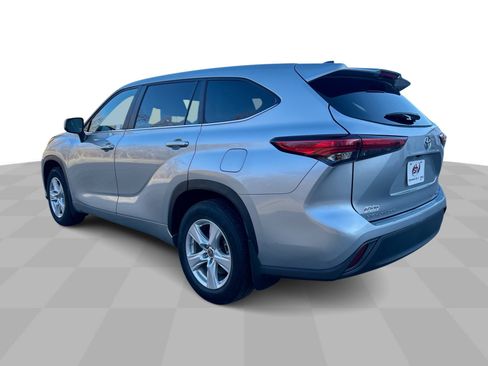 Used 2023 Toyota Highlander LE image 7