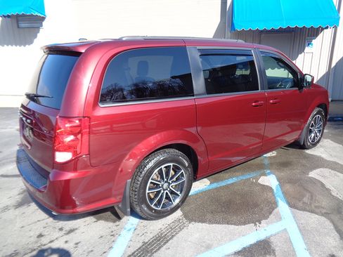Used 2019 Dodge Grand Caravan SE image 6