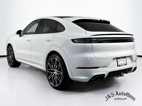 Used 2024 Porsche Cayenne Coupe AWD/4WD image 5