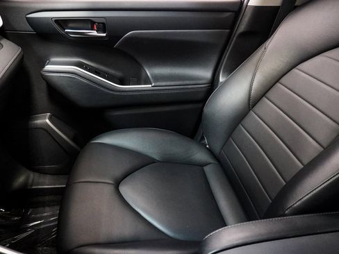 Used 2023 Toyota Highlander XLE image 30