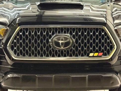 Used 2018 Toyota Tacoma TRD Sport AWD/4WD image 5