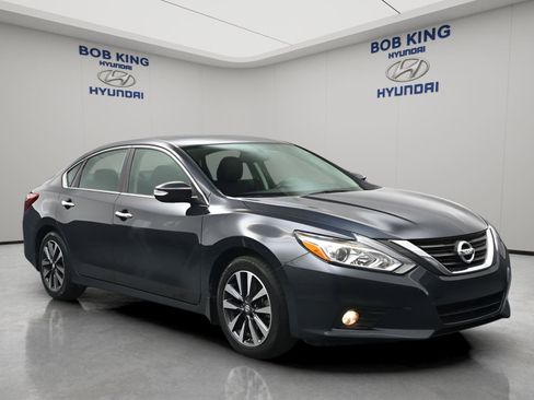 Used 2017 Nissan Altima 2.5 SV w/ Convenience Package FWD image 16