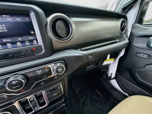 Used 2023 Jeep Gladiator Sport AWD/4WD image 27