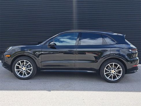 Used 2025 Porsche Cayenne image 2