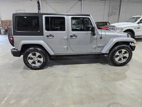 Used 2017 Jeep Wrangler Unlimited Sahara w/ Connectivity Group image 14