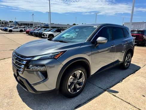 Used 2025 Nissan Rogue SV FWD image 3