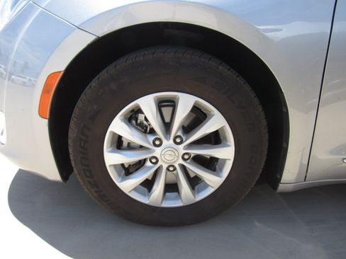 Used 2017 Chrysler Pacifica Touring-L FWD image 5
