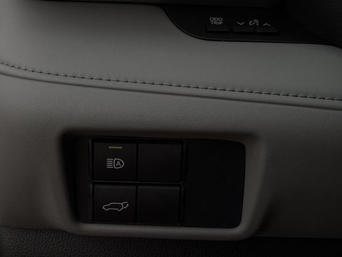 Used 2020 Toyota Highlander XLE FWD image 24