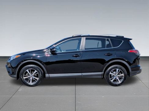Used 2017 Toyota RAV4 XLE AWD/4WD image 2