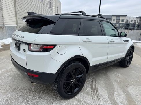 Used 2018 Land Rover Range Rover Evoque SE Premium image 3