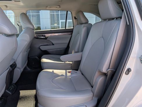 Used 2020 Toyota Highlander Limited image 29
