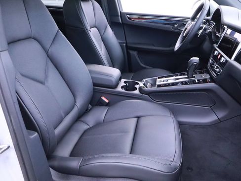 Certified 2025 Porsche Macan AWD/4WD image 26