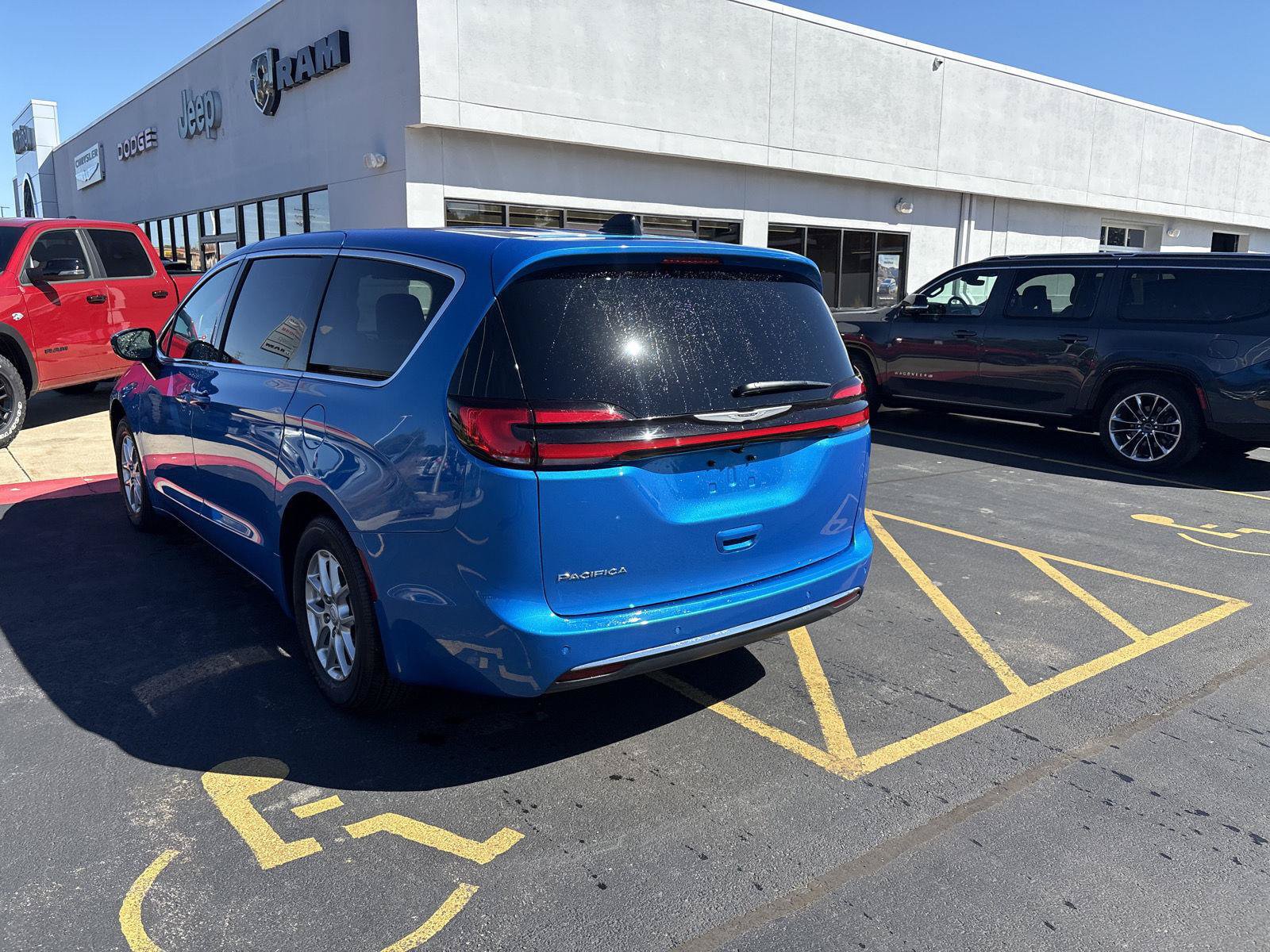 Used 2026 Chrysler Pacifica Select FWD image 7
