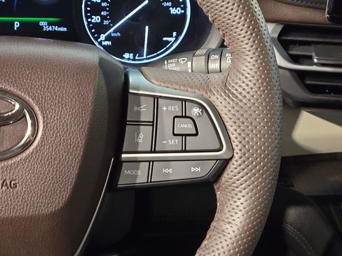 Used 2024 Toyota Sienna Platinum FWD image 29