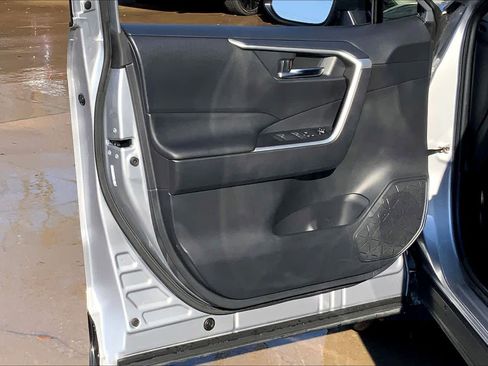 Used 2022 Toyota RAV4 SE w/ Weather & Moonroof Package image 22