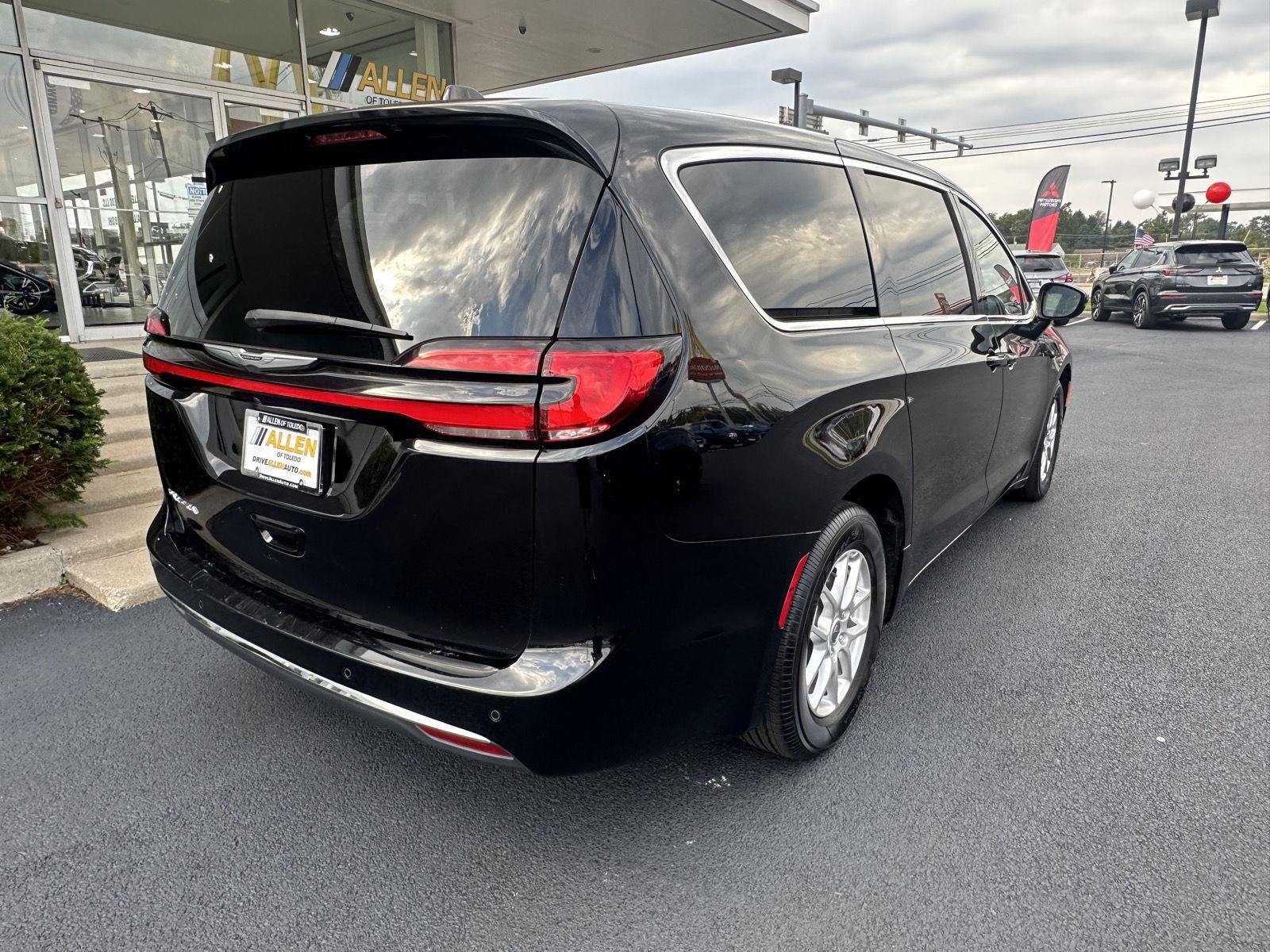 Used 2025 Chrysler Pacifica Select FWD image 13