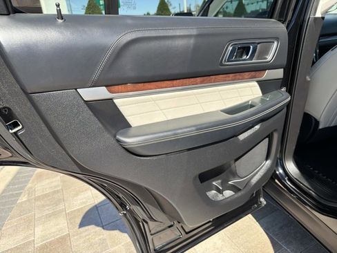 Used 2018 Ford Explorer Platinum image 16