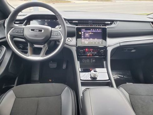 New 2025 Jeep Grand Cherokee Altitude image 16