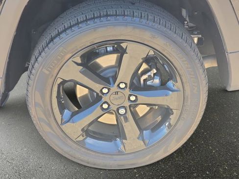 Used 2024 Jeep Grand Cherokee L Limited w/ Black Appearance Package image 35