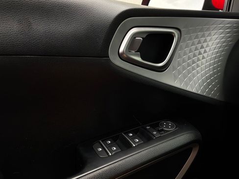Used 2025 Kia Soul LX w/ LX Technology Package FWD image 18
