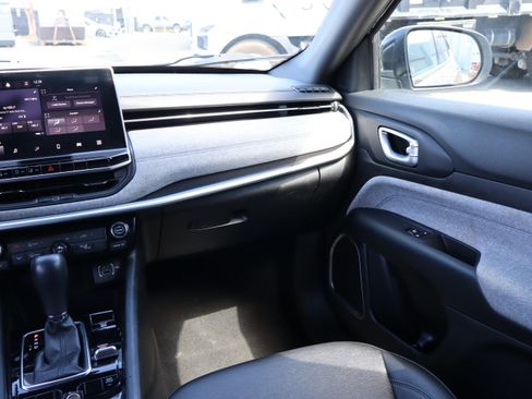 Used 2024 Jeep Compass Latitude image 13