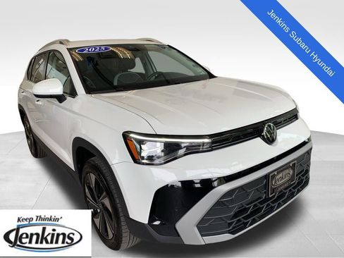Used 2025 Volkswagen Taos SE AWD/4WD image 1