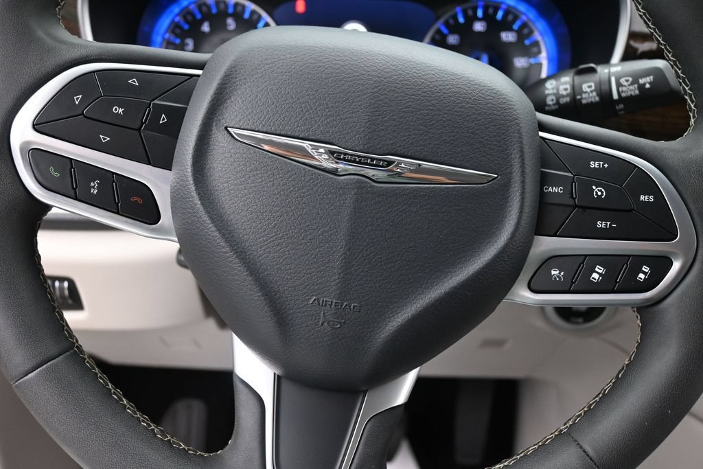 Used 2024 Chrysler Pacifica Limited FWD image 14