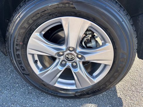 Used 2025 Toyota RAV4 XLE AWD/4WD image 48