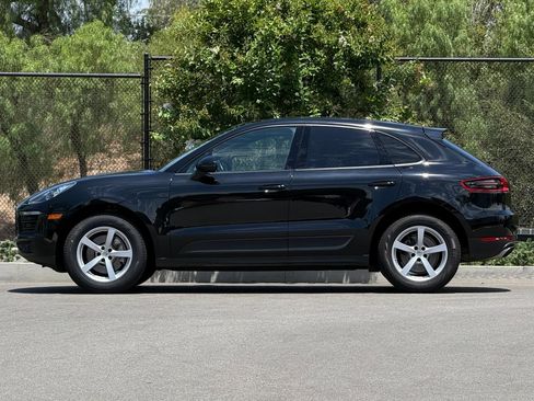Certified 2017 Porsche Macan AWD/4WD image 2