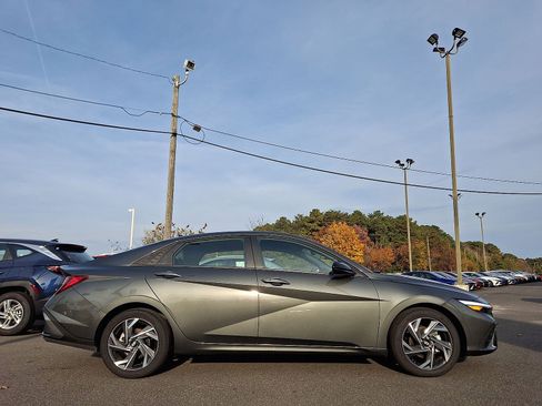 Certified 2025 Hyundai Elantra Sport image 31