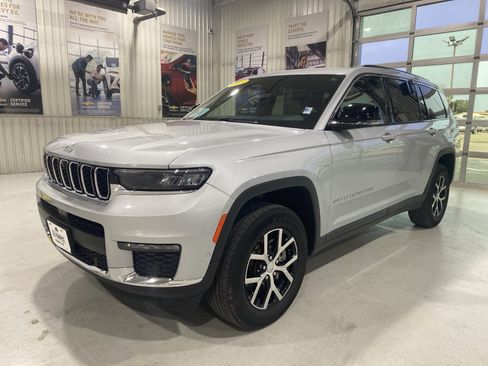 Used 2023 Jeep Grand Cherokee L Limited w/ Luxury Tech Group II AWD/4WD image 4