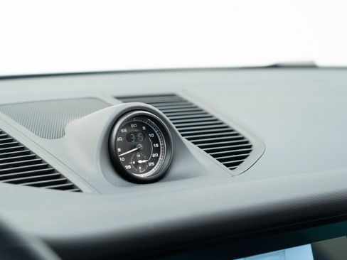 Certified 2025 Porsche Macan image 24