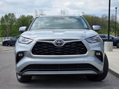 Used 2024 Toyota Highlander Platinum FWD image 3