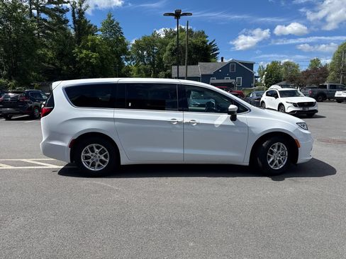 Used 2023 Chrysler Pacifica Touring-L FWD image 6