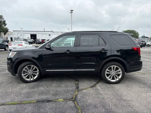 Used 2018 Ford Explorer XLT w/ Equipment Group 202A AWD/4WD image 3