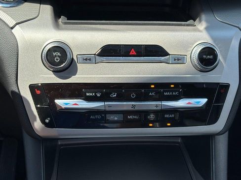 Used 2022 Ford Explorer XLT w/ Equipment Group 202A AWD/4WD image 26